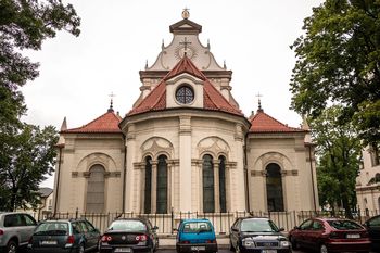 Tajemnice starych krypt w zamojskiej Katedrze. "Niektóre szczątki były złożone w dużych stosach"