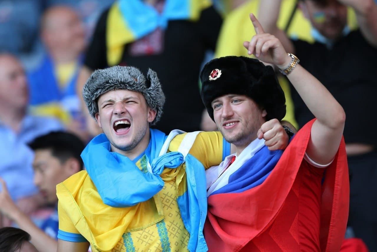 Rosjanin i Ukrainiec. Smutna prawda o słynnym zdjęciu z Euro2020