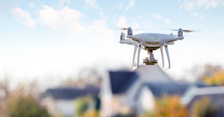 Pozwolenie na przelot dronem – jak je zdobyć i ile to kosztuje?