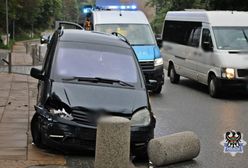 Wałbrzych. Kierowca staranował słupki. Był kompletnie pijany