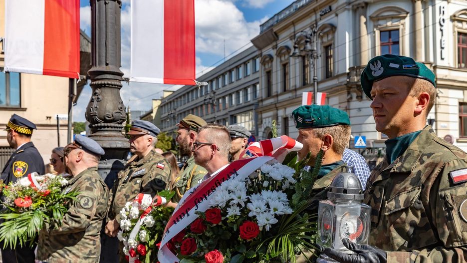 Złożenie kwiatów pod pomnikiem marszałka Józefa Piłsudskiego