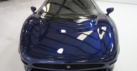 Jaguar XJ220 z przebiegiem 1929 km jest jak nowy, ale kosztuje tyle co 4 porsche