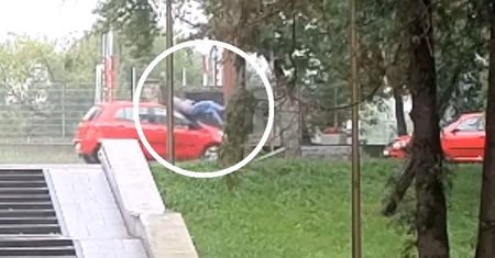 Jeden się zatrzymał, a drugi potrącił 25-latka na hulajnodze na przejściu. Mamy nagranie