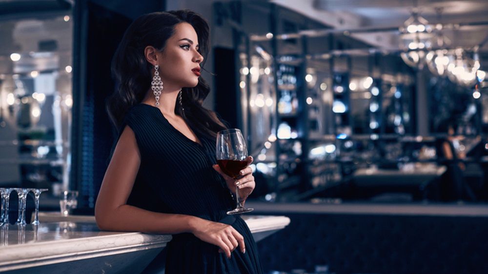 Mężczyźni uwielbiają w strojach kobiet nienaganną elegancję połączoną z seksownymi dodatkami