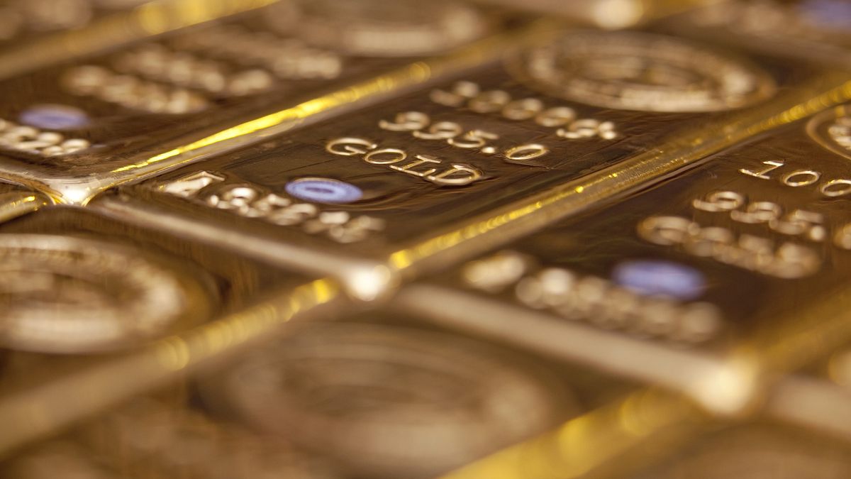 Inside The Istanbul Gold Refinery As Gold Price Advances
One thousand gram gold bars are arranged for a photograph at the Istanbul Gold Refinery in Istanbul, Turkey, on Thursday, Aug. 18, 2011. Venezuelan President Hugo Chavez ordered the central bank to repatriate $11 billion of gold reserves held in developed nations' institutions such as the Bank of England as the metal rises to record levels behind a weakening U.S. dollar. Photographer: Kerem Uzel/Bloomberg via Getty Images
Bloomberg
BAILOUT, BANK, BANKING, ECONOMY, EMEA, FINANCE, FINANCIAL, GOLD, METAL