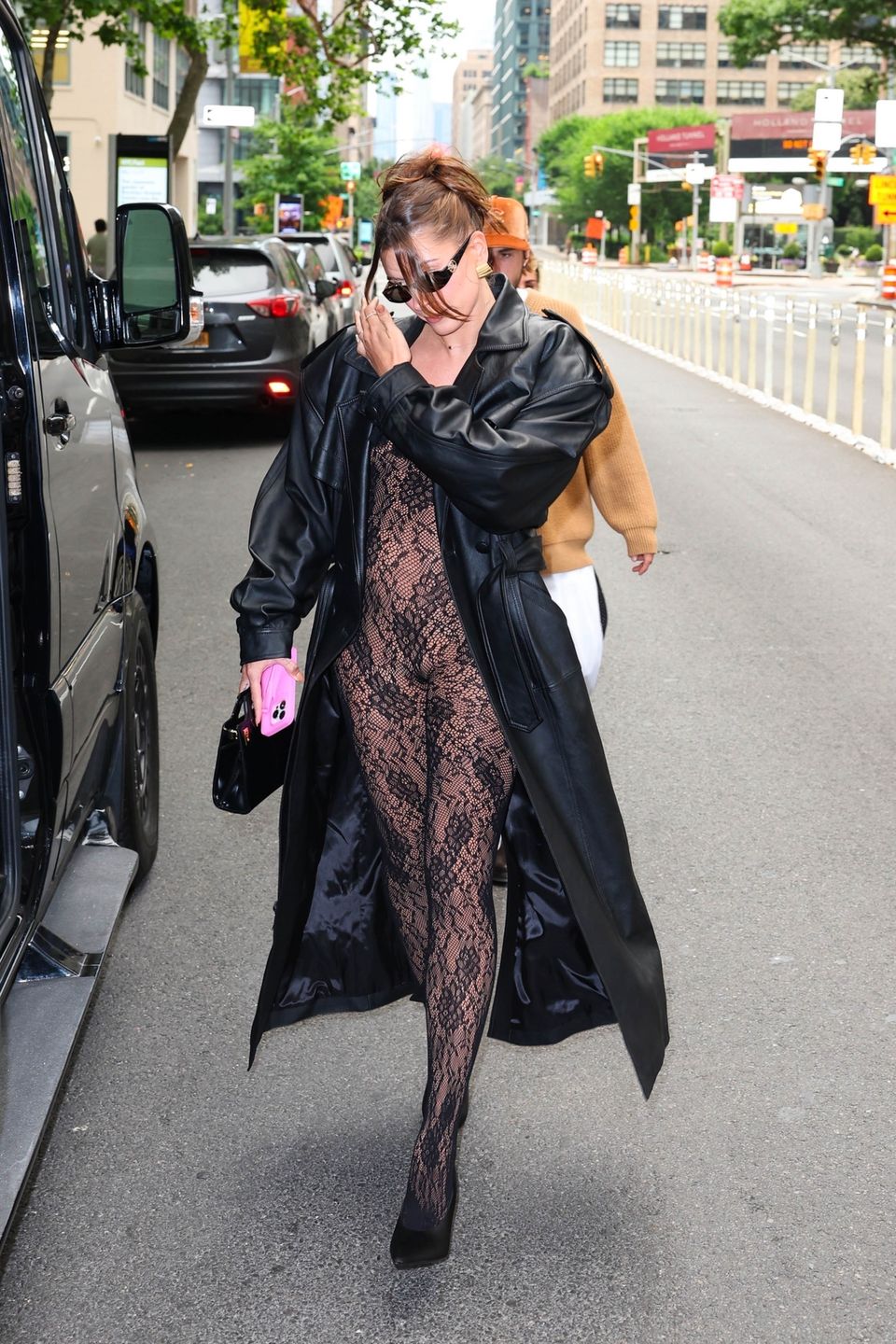 Heiley Bieber w koronkowym body eksponuje ciążowy brzuch