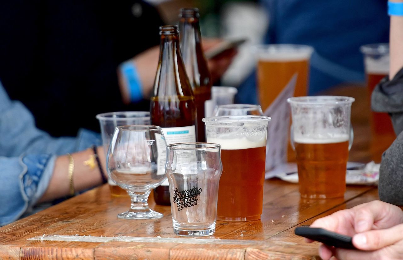 Są droższe od klasycznych piw, ale Polacy je pokochali. "Zainteresowanie będzie tylko rosnąć"