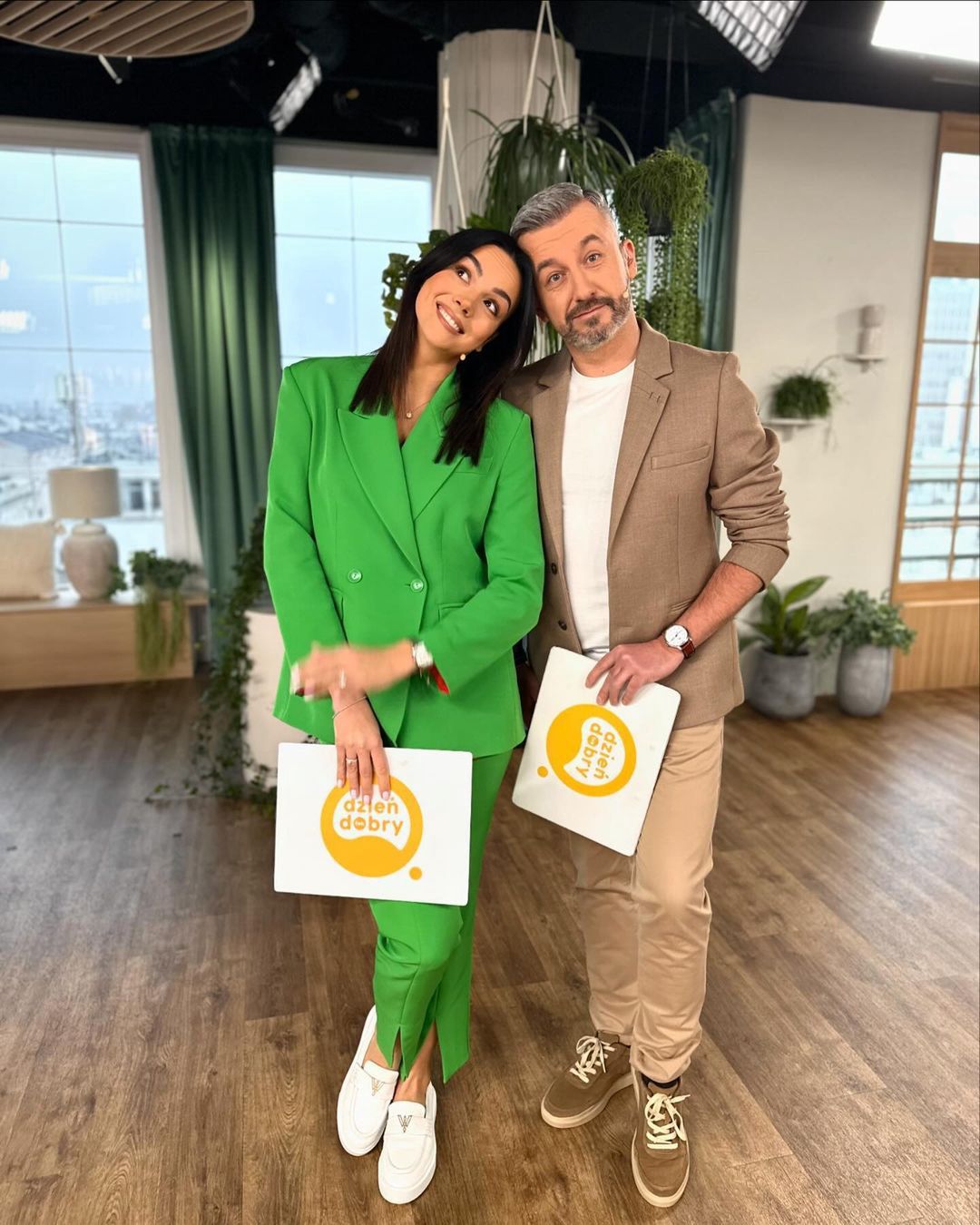 Paulina Krupińska w zielonym garniturze 