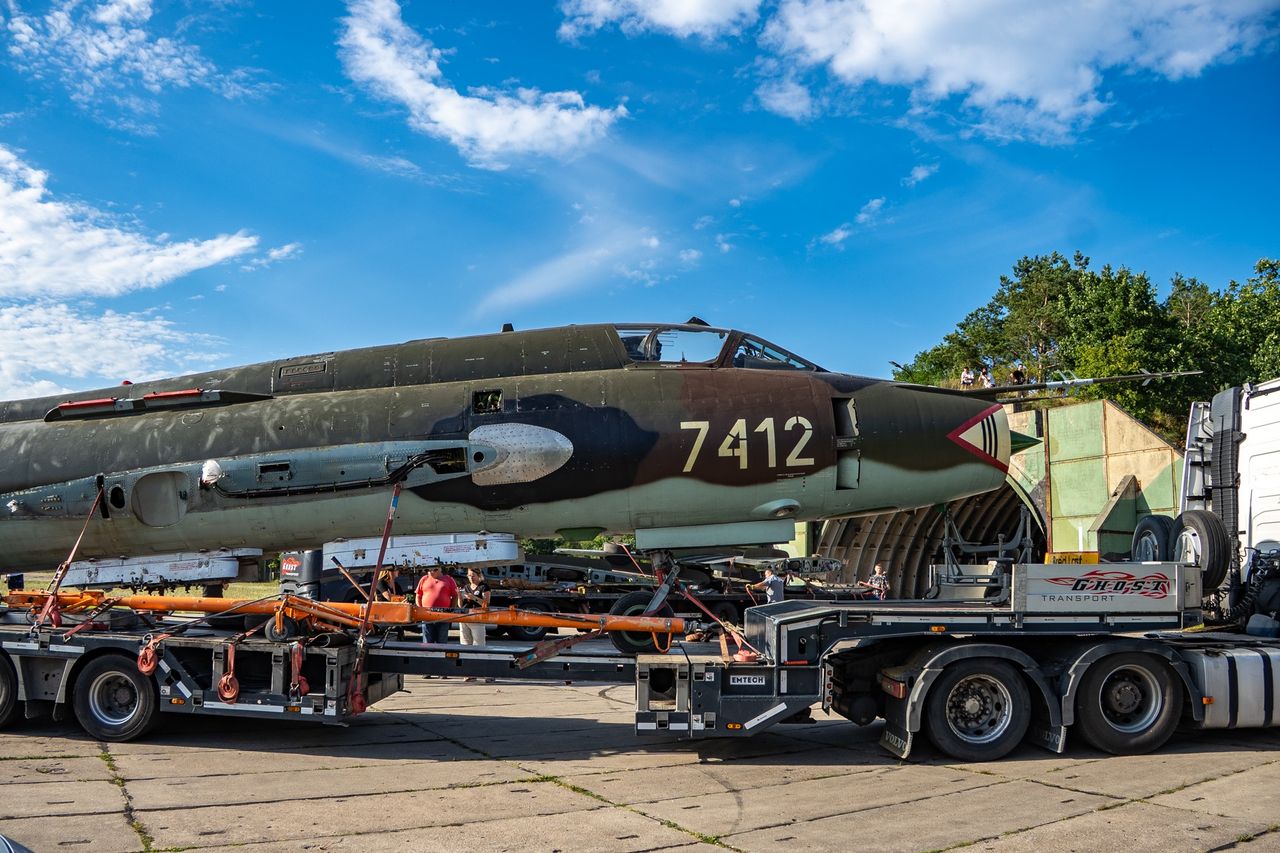Transport samolotu Su-22 nr 7412 do hangaru w Pile