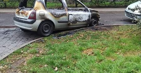 Warszawa. Spłonął samochód. Dla właściciela miał wartość sentymentalną