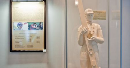 Figura czekoladowego Adama Małysza do wymiany. "Nadgryzł ją ząb czasu"