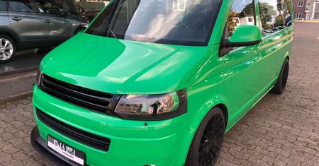 Szalony Volkswagen T5 z silnikiem z Porsche 911 Turbo i kierownicą pośrodku
