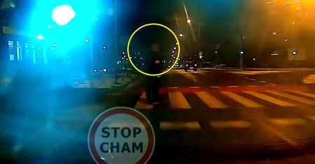 Pijany pieszy na czerwonym. Policja była tuż obok