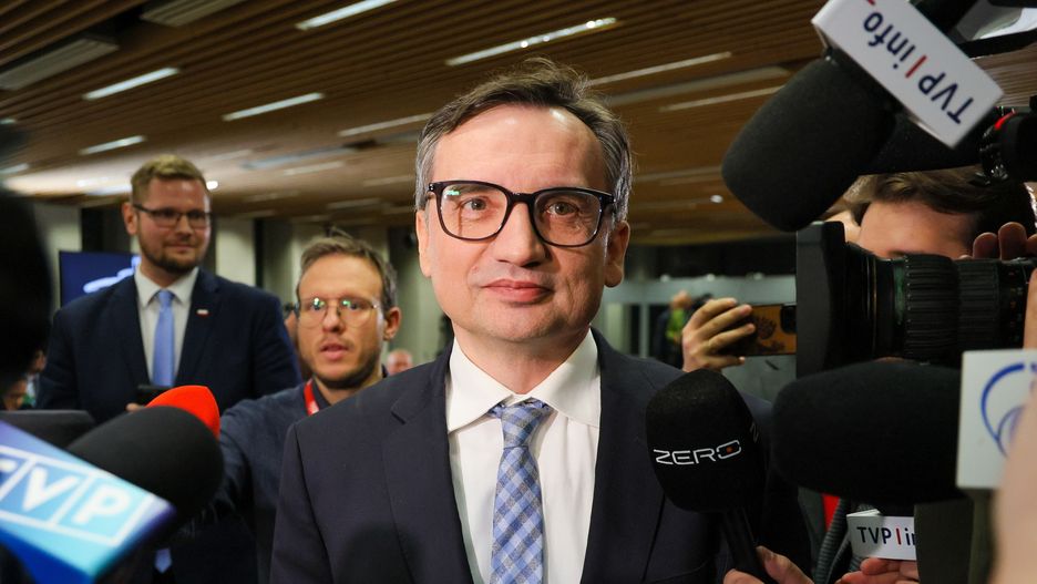 Warszawa, 03.12.2024. Poseł PiS Zbigniew Ziobro (C) po posiedzeniu sejmowej Komisji Regulaminowej, Spraw Poselskich i Immunitetowych, 3 bm. w Sejmie w Warszawie. Komisja zajmuje się wnioskiem o zatrzymanie i doprowadzenie Zbigniewa Ziobry na przesłuchanie przed komisją śledczą ds. Pegasusa. (sko) PAP/Paweł Supernak