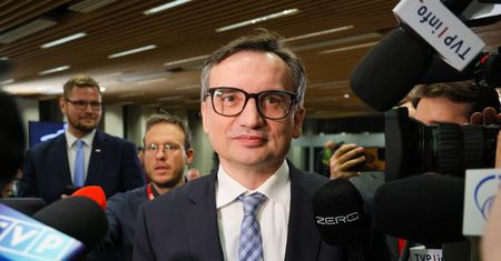 Zapytali Ziobrę o połączenie z PiS. "Formuła jest wtórna"