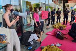 Warszawa. Protest przeciwko fast fashion. Przykleili się do witryny sklepu