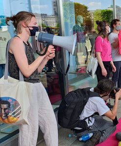 Warszawa. Protest przeciwko fast fashion. Przykleili się do witryny sklepu