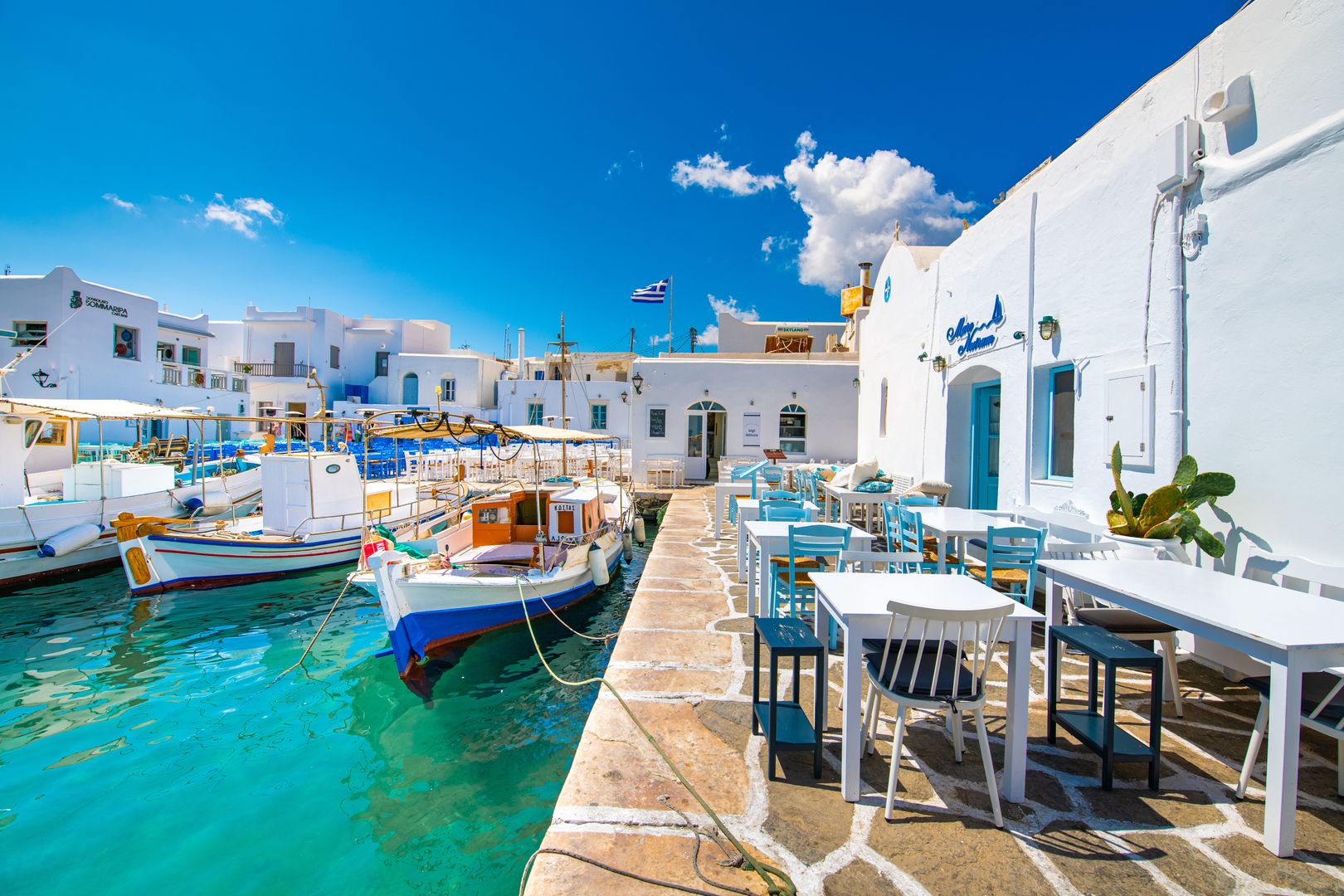 Paros zachwyca białymi domkami i turkusową wodą