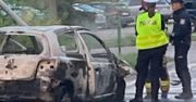 Kierowca uderzył w latarnię i zbiegł. Samochód doszczętnie spłonął