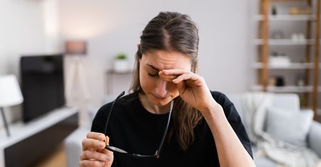 Najczęściej zabija kobiety. Gdy zauważysz te 3 objawy, wzywaj karetkę