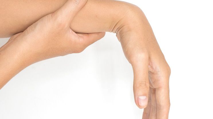 Tężyczka objawia się niekontrolowanymi, często bolesnymi skurczami lub drżeniem mięśni