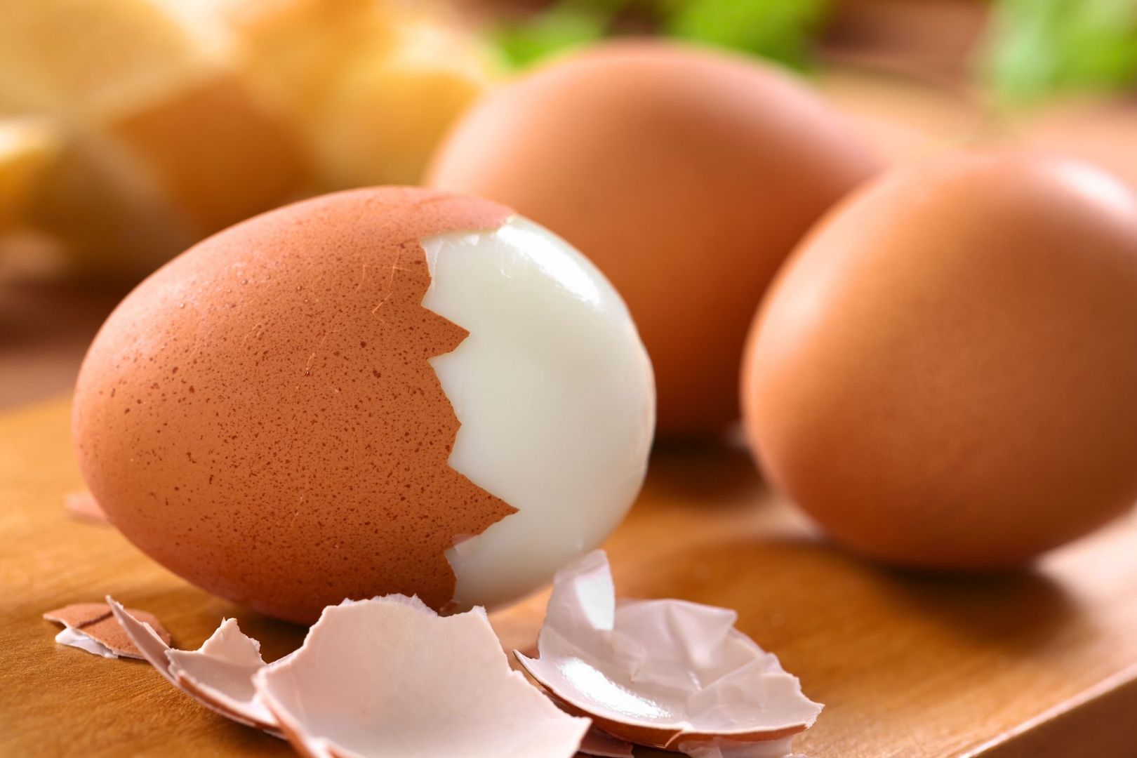 Jak obrać jajko? Genialny trik bije rekordy popularności
