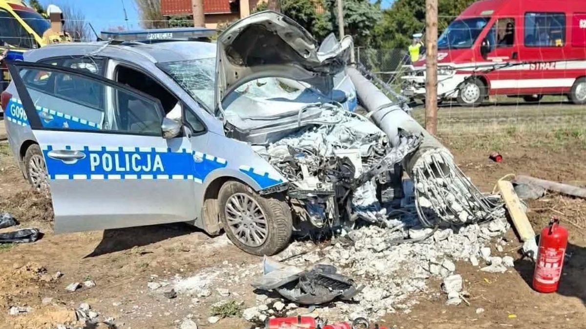 Wypadek radiowozu. Ranni policjanci.
