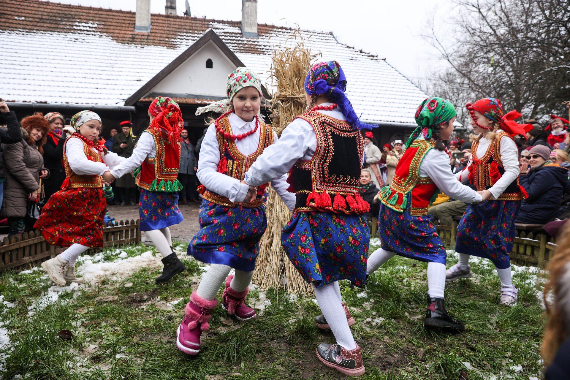 Korowód weselny i osadzanie chochoła w krakowskich Bronowicach