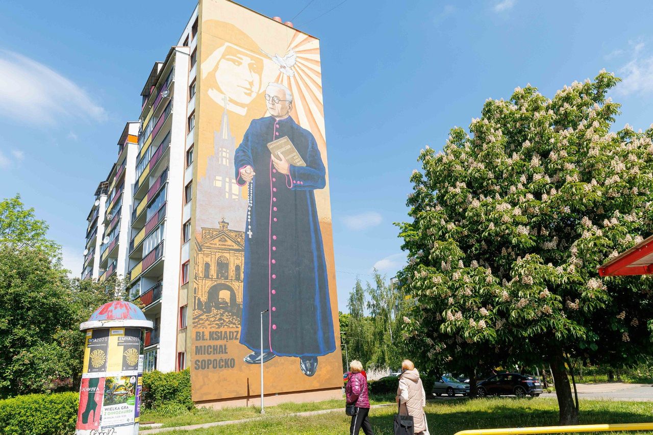 Mural z księdzem Michałem Sopoćką na osiedlu Białostoczek jak nowy