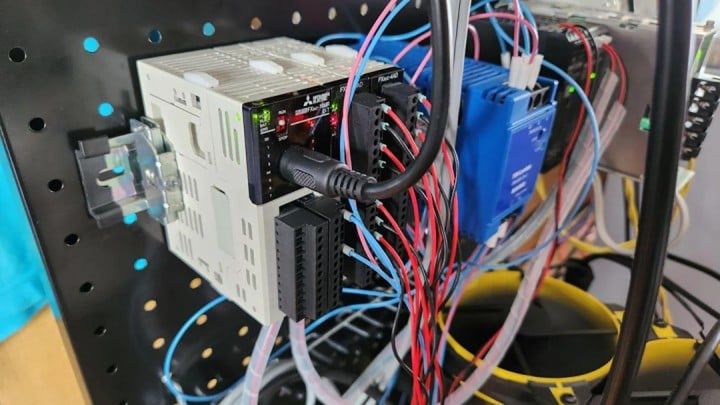 Źródło: u/Electronic_Ear6797; Reddit - Gracz zbudował ochronę ostateczną dla RTX-a 5090. Teraz prąd nie stopi i nie spali jego karty graficznej - wiadomość - 2025-08-18