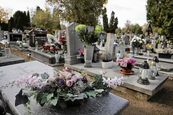 Kradzież na cmentarzu w Poznaniu. "Postanowił przyjść z łopatą"