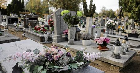 Kradzież na cmentarzu w Poznaniu. "Postanowił przyjść z łopatą"
