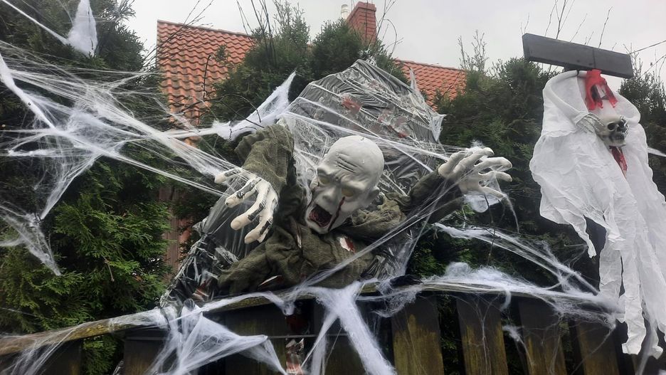 Domy przystrojone na Halloween (zdj. ilustracyjne).