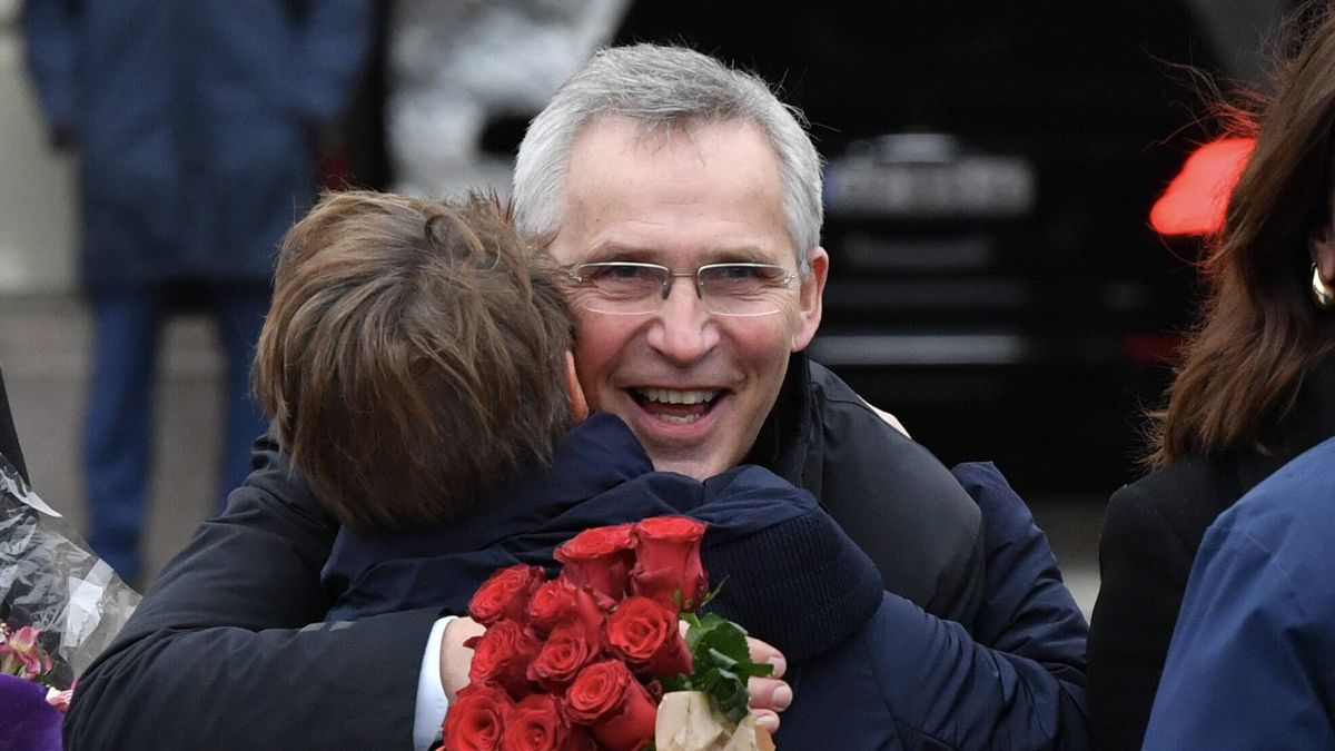 Change of government in Norway
Oslo 20250204. 
Finance Minister Jebns Stoltenberg receives hugs and flowers when the new government is presented at the palace square on Tuesday.
Photo: Rodrigo Freitas / NTB 
Dostawca: PAP/NTB
Rodrigo Freitas
Politicians, Government, SOC, Politics, POL