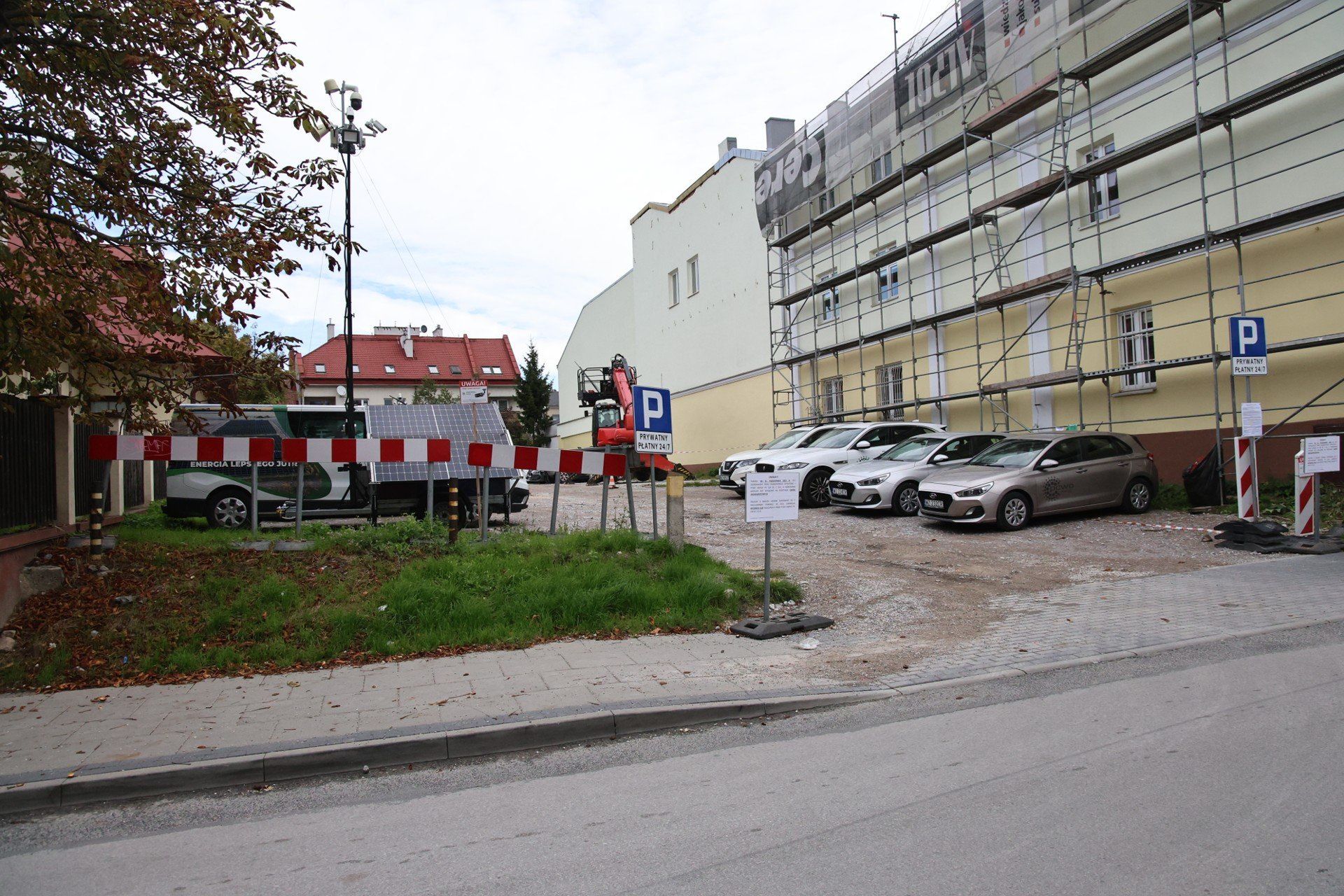 Sprawa wywołała oburzenie po tym, jak kierowcy zaczęli otrzymywać wezwania do zapłaty nawet tysiąca złotych za wjazd na teren, który wcześniej był miejskim parkingiem z opłatą 5 zł za godzinę. 