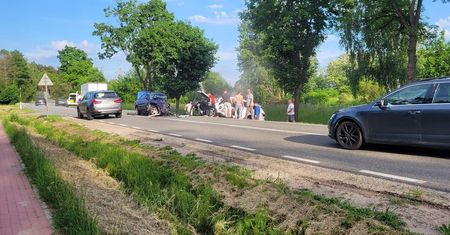 Śmiertelny wypadek. Auto stanęło w ogniu. Na miejscu trzy karetki i śmigłowiec LPR