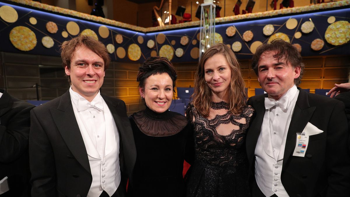 Olga Tokarczuk odebrała Nagrodę Nobla. Zapozowała do zdjęcia z rodziną 1