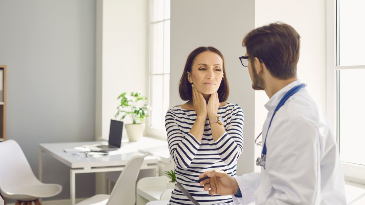 Zapalenie migdałków powoduje dyskomfort, ból gardła i trudności w połykaniu.