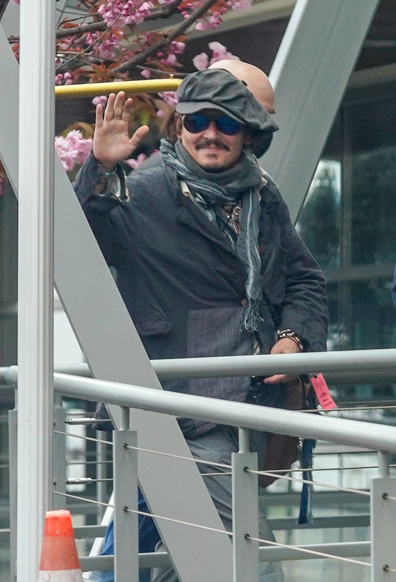 Johnny Depp na lotnisku w Paryżu