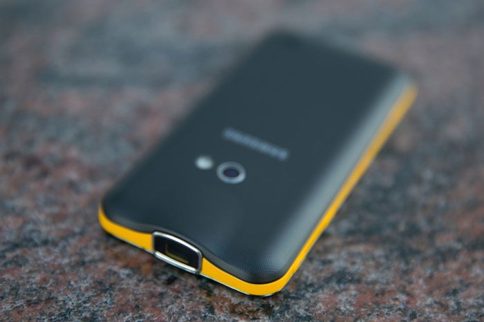 Pikoprojektor w smartfonie. Czy to się sprawdza? 2