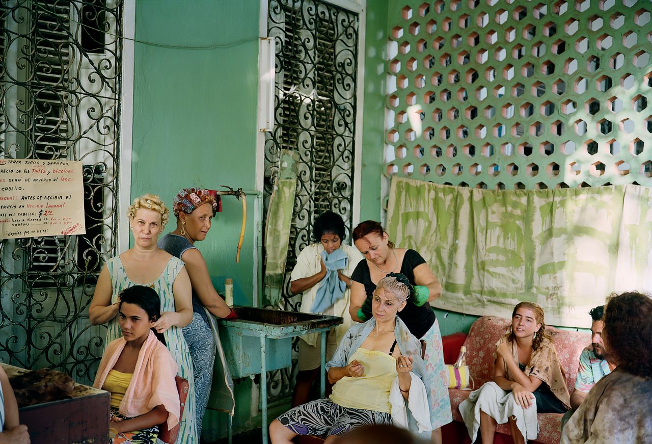 ”The Cuba Archive” (”Archiwum Kuby”) autorstwa Trii Giovan to interesujące spojrzenie na wyspę, która kojarzy nam się z Coca Colą i rumem, tańcem, beztroską, biedą i świetnymi samochodami. Podejrzewam, że nie ma na świecie drugiego tak klimatycznego miejsca. Na zdjęciach tej fotografki znajdziecie prawdziwego ducha wyspy.