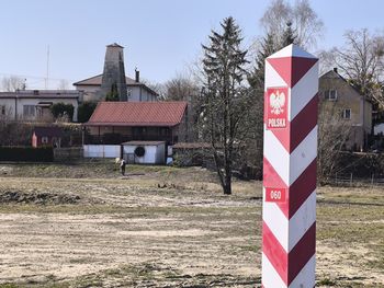 Zniszczenie słupka granicznego. Co grozi za uszkodzenie albo przestawienie znaku?