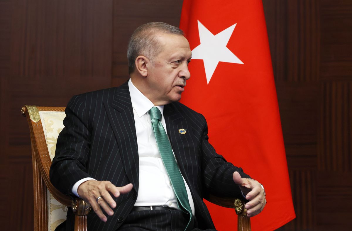Prezydent Turcji Recep Tayyip Erdogan zdołał przeforsować w parlamencie ustawę według swojego projektu. Na trzy kata do więzienia może teraz pójść każdy, kto powie coś, co zagraża "bezpieczeństwu Turcji"