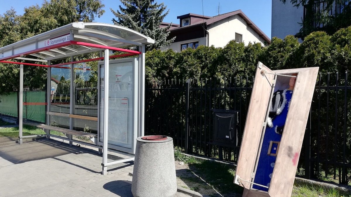 Porzucona trumna na warszawskiej Woli.