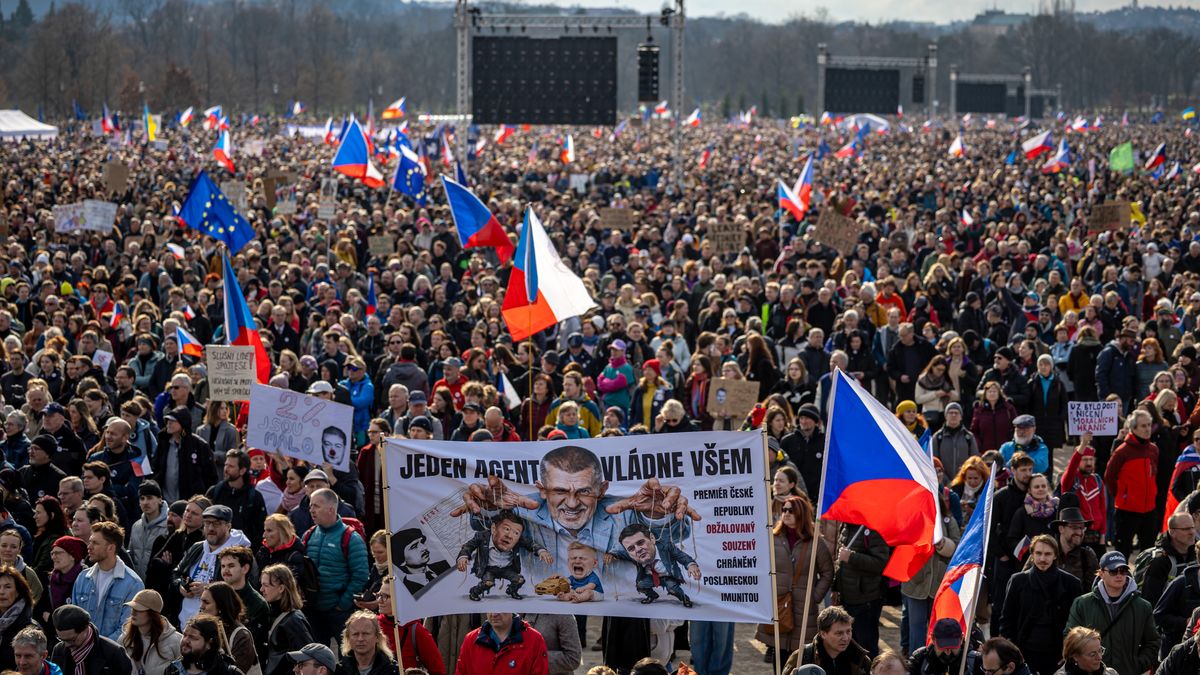 Protesters hold banners and flags as crowds gather at Letna Plain for the 'We Will Not Let Our Future Be Stolen' anti-government demonstration, in Prague, Czech Republic, 21 March 2026. According to the organizers Million Moments for Democracy, the mass protest drew hundreds of thousands to defend democratic values and civic engagement while pushing back against media pressure, defense cuts, and the erosion of state institutions. EPA/MARTIN DIVISEK Dostawca: PAP/EPA.