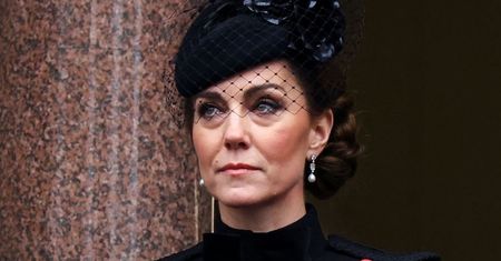 Księżna Kate cała w czerni. Uwagę zwraca nakrycie głowy