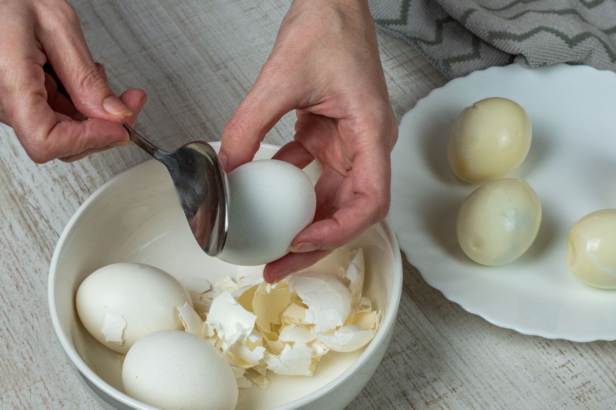 Najprostszy sposób na obieranie jajek