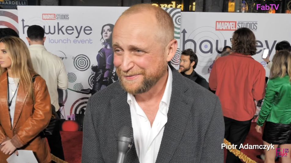 Piotr Adamczyk udziela wywiadu na premierze "Hawkeye"