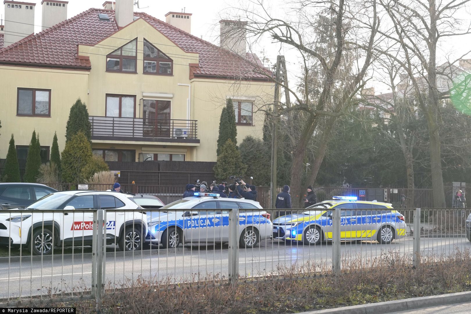 Policja przed kolejnym domem Ziobry. Ten był wówczas w siedzibie prawicowej telewizji