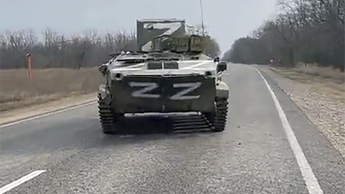 Ukraińcy natrafili na porzucony przez Rosjan na środku drogi wóz bojowy